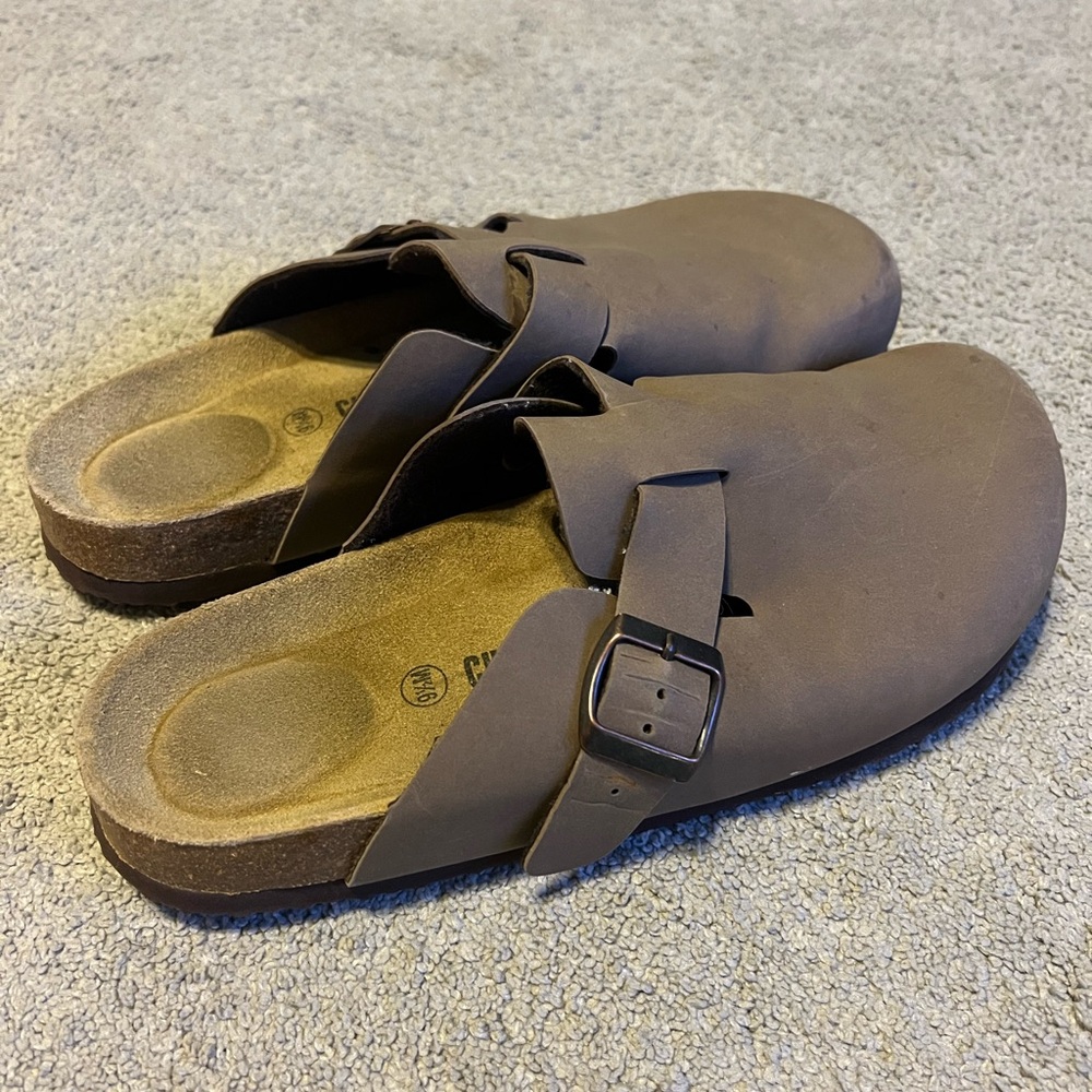 Cushionaire Brown Clogs